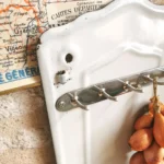 Ancien porte ustensiles de cuisine en tôle émaillée 1 Ancien porte ustensiles de cuisine en tôle émaillée