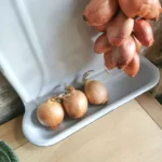 Ancien porte ustensiles de cuisine en tôle émaillée 6 Ancien porte ustensiles de cuisine en tôle émaillée