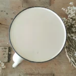 Ancienne cafetière vintage en tôle émaillée couleur crème