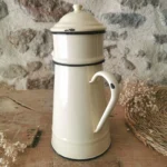 Ancienne cafetière vintage en tôle émaillée couleur crème