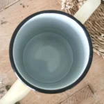 Ancienne cafetière vintage en tôle émaillée couleur crème