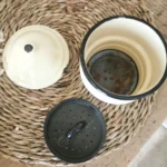 Ancienne cafetière vintage en tôle émaillée couleur crème