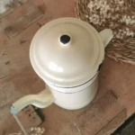 Ancienne cafetière vintage en tôle émaillée couleur crème