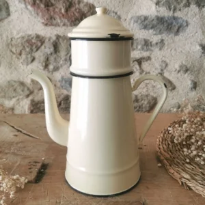 Ancienne cafetière vintage en tôle émaillée couleur crème