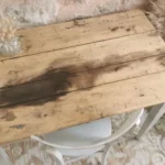 Bureau vintage patiné et sa chaise Luterma