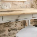 Bureau vintage patiné et sa chaise Luterma