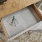 Bureau vintage patiné et sa chaise Luterma