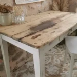 Bureau vintage patiné et sa chaise Luterma