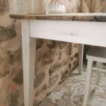 Bureau vintage patiné et sa chaise Luterma