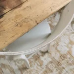 Bureau vintage patiné et sa chaise Luterma