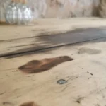 Bureau vintage patiné et sa chaise Luterma