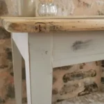 Bureau vintage patiné et sa chaise Luterma