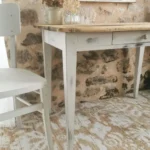 Bureau vintage patiné et sa chaise Luterma