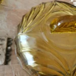 Cloche à gâteau Art Déco en verre jaune ambré 1 Cloche à gâteau Art Déco en verre jaune ambré