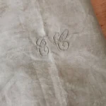 Nappe ancienne en damassé brodé, teinte en vert