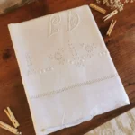 Drap ancien JD, revers brodé de Fleurs 1 Drap ancien JD, revers brodé de Fleurs