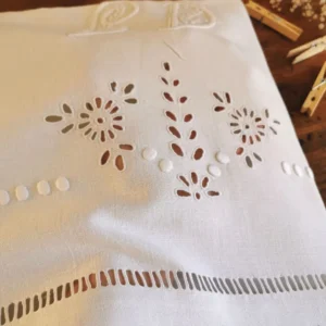 Drap ancien JD, revers brodé de Fleurs