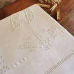 Drap ancien JD, revers brodé de Fleurs 3 Drap ancien JD, revers brodé de Fleurs