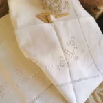 Drap ancien JD, revers brodé de Fleurs 4 Drap ancien JD, revers brodé de Fleurs