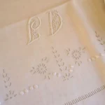 Drap ancien JD, revers brodé de Fleurs 6 Drap ancien JD, revers brodé de Fleurs