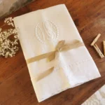 Drap ancien brodé Blason Ovale HS
