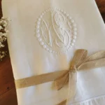 Drap ancien brodé Blason Ovale HS