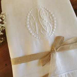 Drap ancien brodé Blason Ovale HS