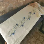 Drap ancien brodé Liseron Bleu