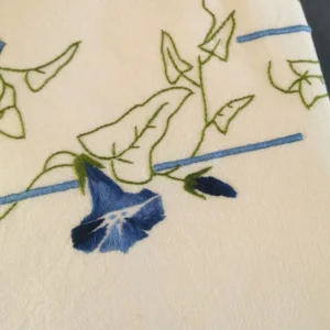 Drap ancien brodé Liseron Bleu