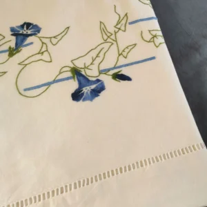 Drap ancien brodé Liseron Bleu
