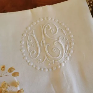 Drap ancien brodé MS