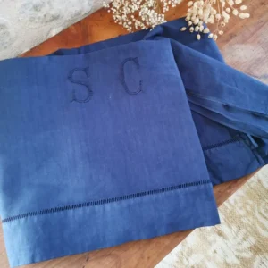 Drap ancien brodé SC, teint en Bleu