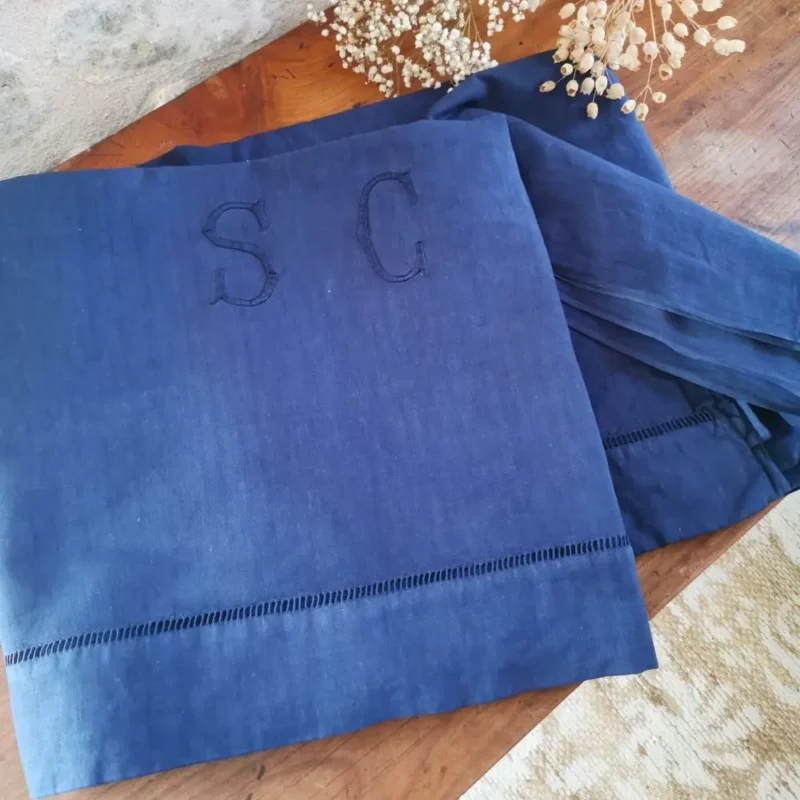 Drap ancien brodé SC, teint en Bleu