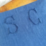Drap ancien brodé SC, teint en Bleu 3 Drap ancien brodé SC, teint en Bleu