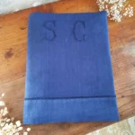 Drap ancien brodé SC, teint en Bleu 4 Drap ancien brodé SC, teint en Bleu