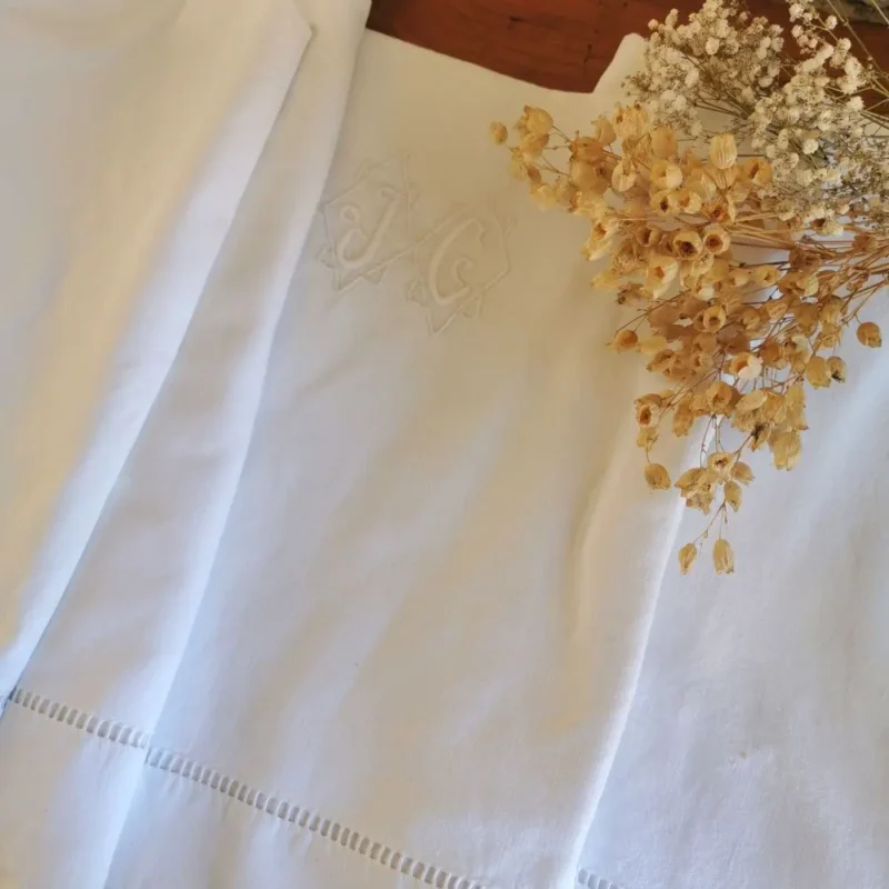 Drap ancien brodé monogramme JG