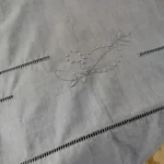Drap ancien brodé teint gris bleu 1 Drap ancien brodé teint gris bleu