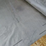 Drap ancien brodé teint gris bleu 5 Drap ancien brodé teint gris bleu