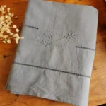 Drap ancien brodé teint gris bleu 6 Drap ancien brodé teint gris bleu
