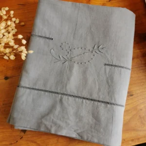 Drap ancien brodé teint gris bleu