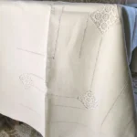 Drap ancien en lin CD, revers brodé et dentelle 1 Drap ancien en lin CD, revers brodé et dentelle