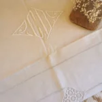 Drap ancien en lin CD, revers brodé et dentelle 2 Drap ancien en lin CD, revers brodé et dentelle
