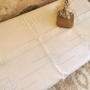 Drap ancien en lin CD, revers brodé et dentelle