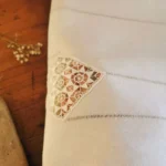 Drap ancien en lin CD, revers brodé et dentelle 6 Drap ancien en lin CD, revers brodé et dentelle