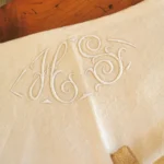 Drap ancien en lin brodé HS, avec rivière de jour 2 Drap ancien en lin brodé HS, avec rivière de jour