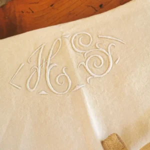 Drap ancien en lin brodé HS, avec rivière de jour