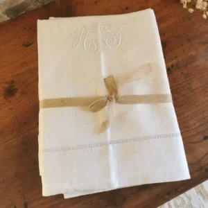 Drap ancien en lin brodé HS, avec rivière de jour