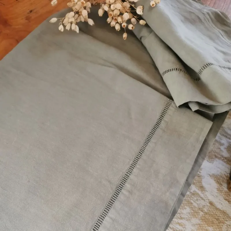 Drap ancien teint en vert kaki