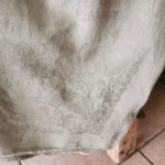 Nappe ancienne en damassé brodé, teinte en vert