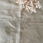 Nappe ancienne en damassé brodé, teinte en vert